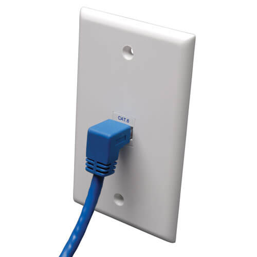 Bild von Tripp Lite N204-005-BL-DN Nach unten abgewinkeltes, anvulkanisiertes Cat6-Gigabit-UTP-Ethernet-Kabel (RJ45 nach rechts abwärtsgewinkelter Stecker auf RJ45-Stecker), Blau, 1,52 m.